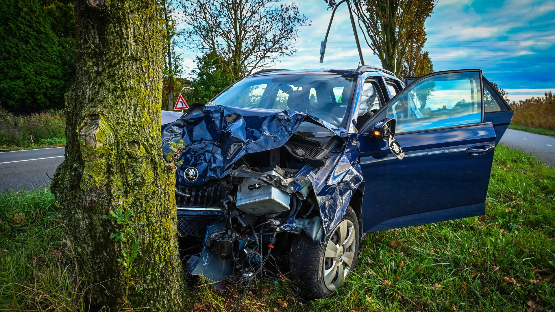 Auto rijdt huis binnen • botsing tegen boom.