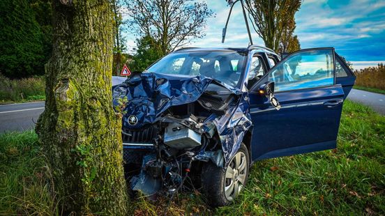 Auto rijdt huis binnen • botsing tegen boom. Auto rijdt huis binnen • botsing tegen boom.