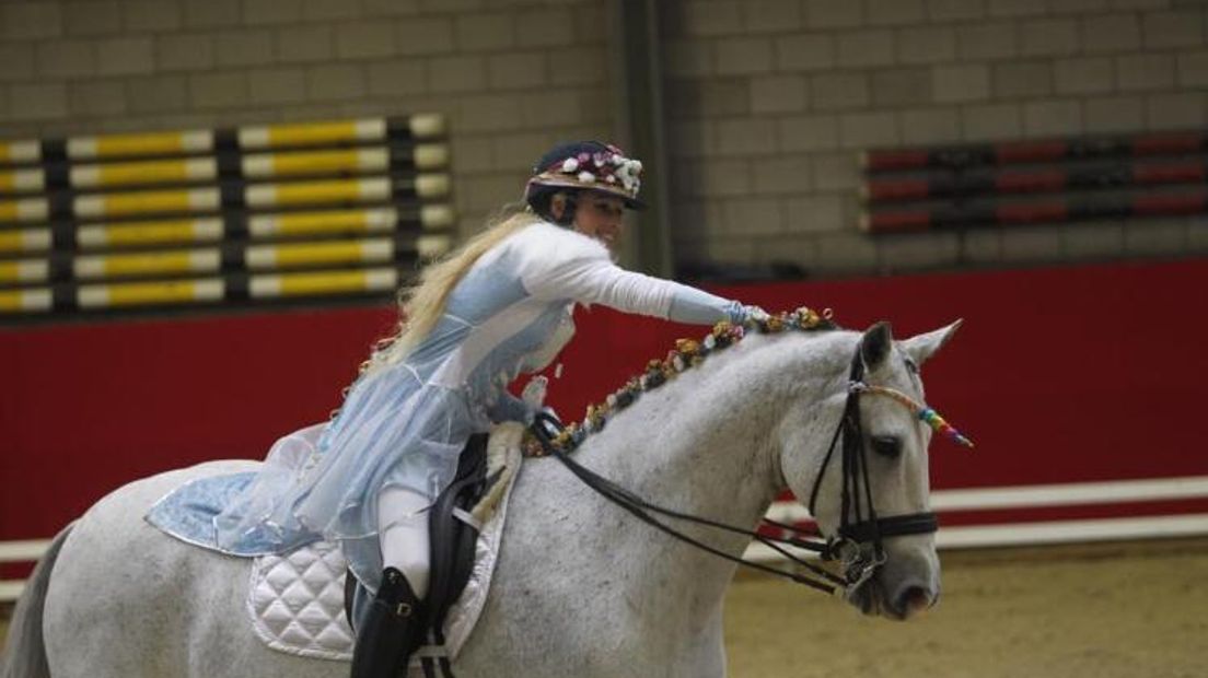 Sanne en Britt, twee vriendinnen uit Herveld, zijn een statiegeldactie gestart om de ongeneeslijk zieke Susan de Klein uit Bemmel te helpen. De 11-jarige meiden halen lege flessen op aan de deuren en zamelen statiegeldbonnen in om een bijdrage te leveren aan de kosten voor de behandeling van galwegkanker bij de dressuuramazone.