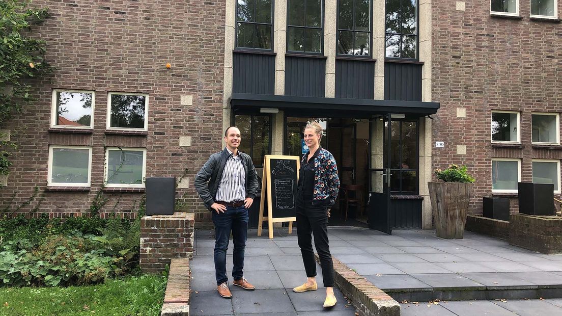 Tom Pieters en Leonie Bais staan voor het nieuwe restaurant Zuidend op het Dennenoordterrein in Zuidlaren