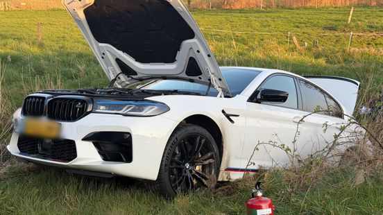 Auto komt in sloot terecht in Ermelo