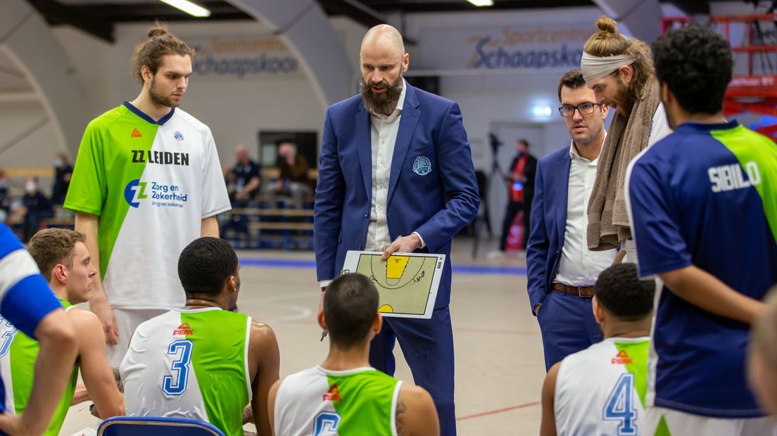 ZZ Leiden-coach Geert Hammink tijdens time-out