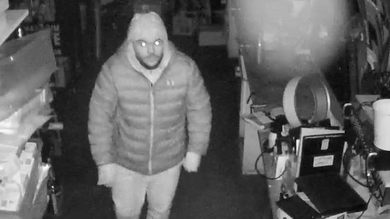 Foto: Twee mannen breken in bij paintballzaak langs de A28