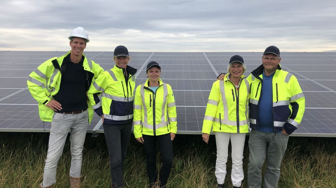 De familie Gooiker voor de zonnepanelen.