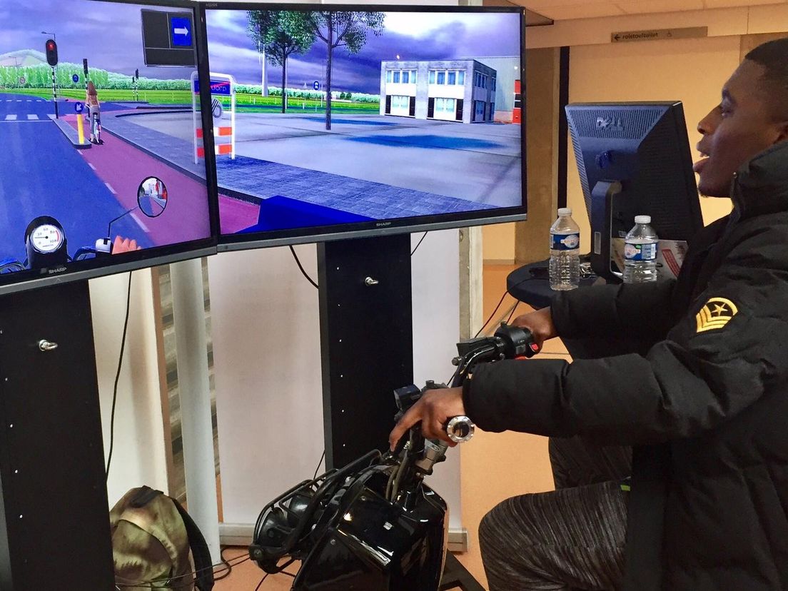 Jongeren tonen hun rijkunsten op de scootersimulator