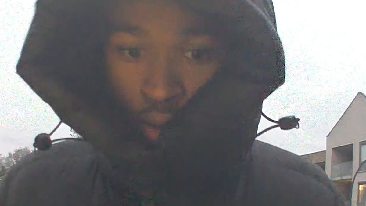 Vrouw uren aan de telefoon, bankpas en sieraden opgehaald in Wierden