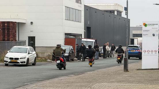 70 scooters op industrieterrein, automobilist botst met scooterrijder