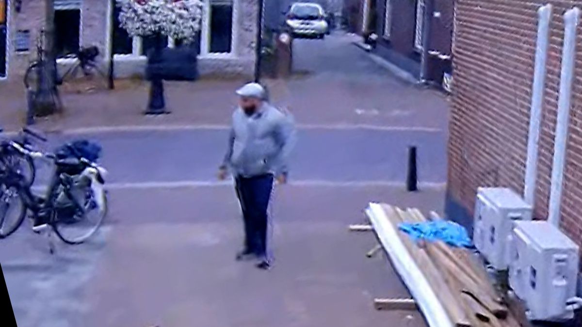 Pet op en e-bike mee: wie herkent deze man in Gramsbergen?