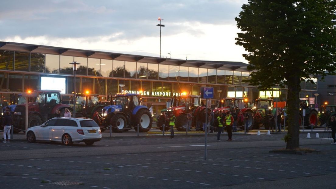 Protesterende boeren bij Groningen Airport Eelde