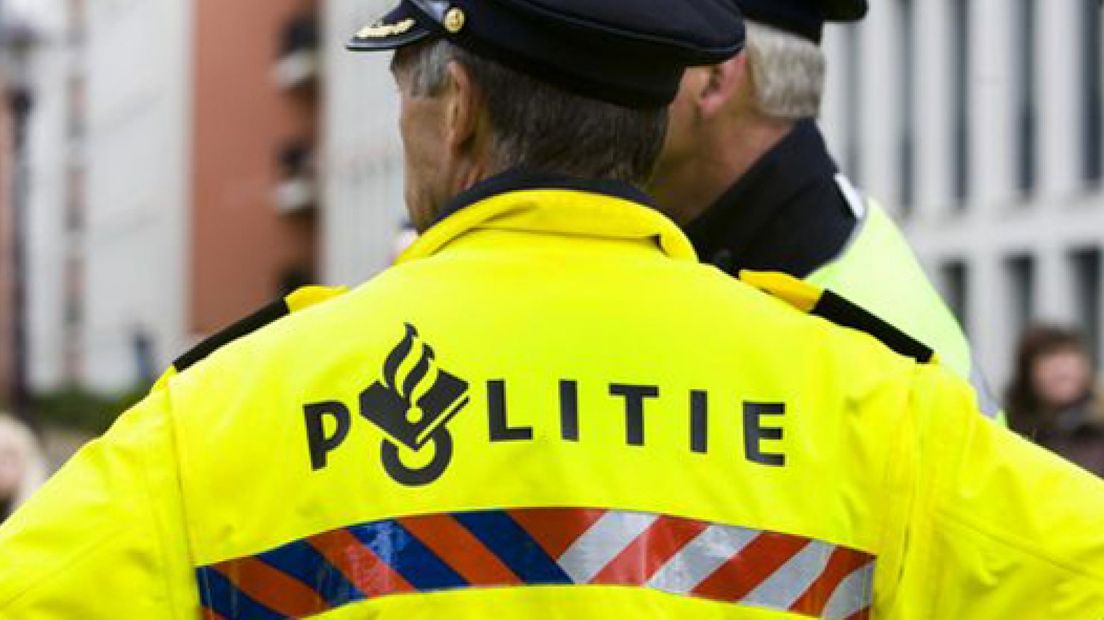 Vrouw slaat agent in zijn gezicht