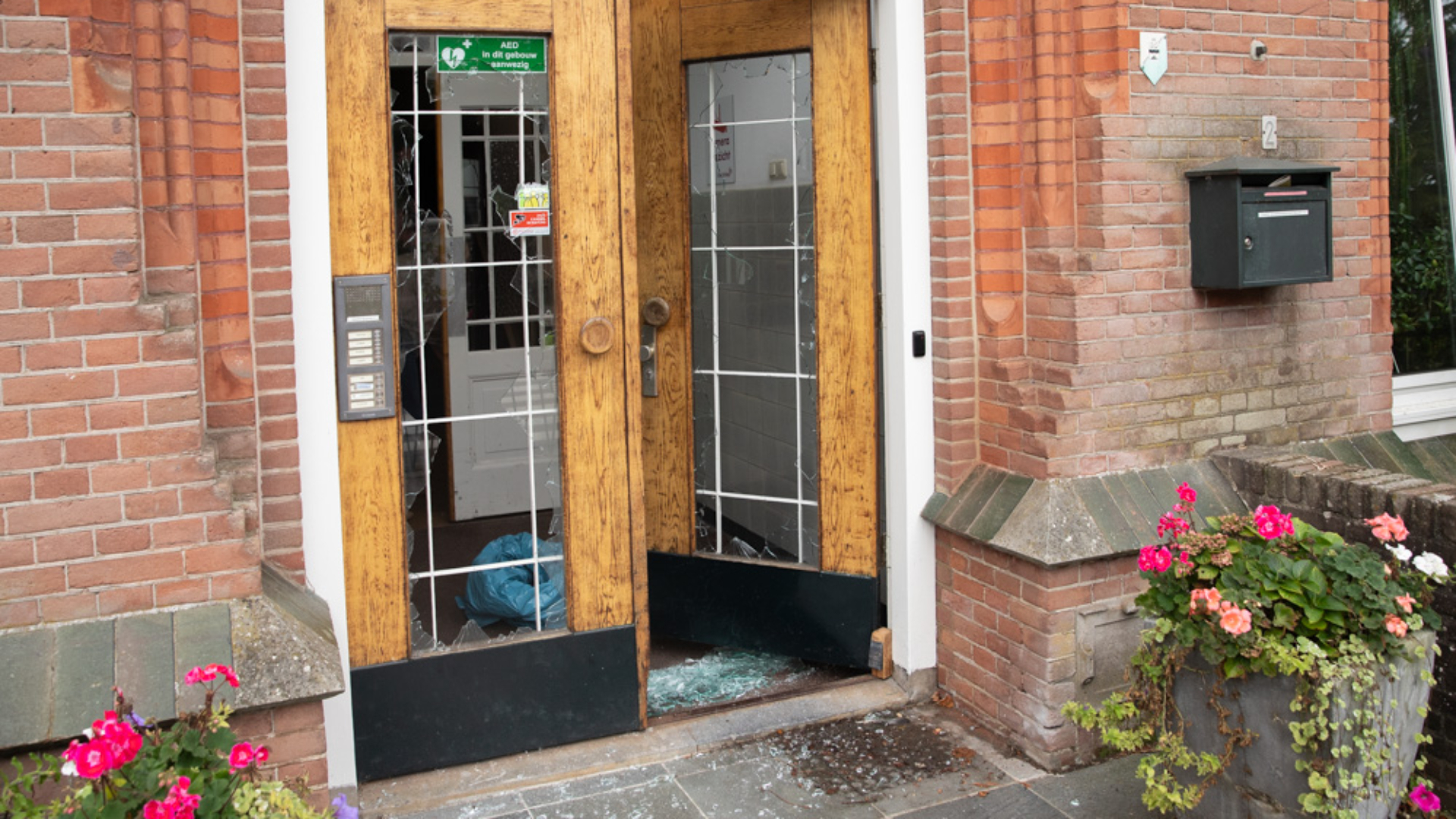 Man slaat met hamer ramen van voormalig raadhuis in Soest in