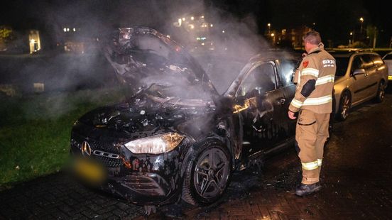 Politie onderzoekt autobrand