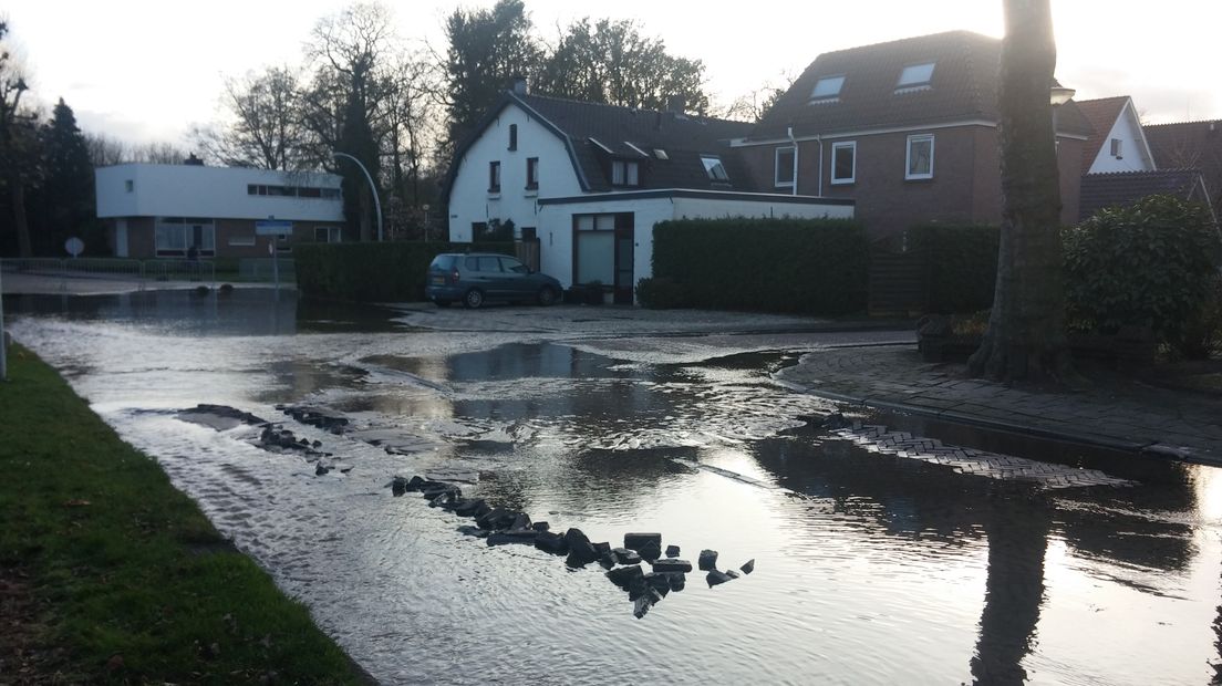 Een deel van Wijchen heeft zaterdagmiddag te kampen gehad met een waterstoring. Vermoedelijk is er een waterleiding gesprongen, waardoor straten zijn ondergelopen.