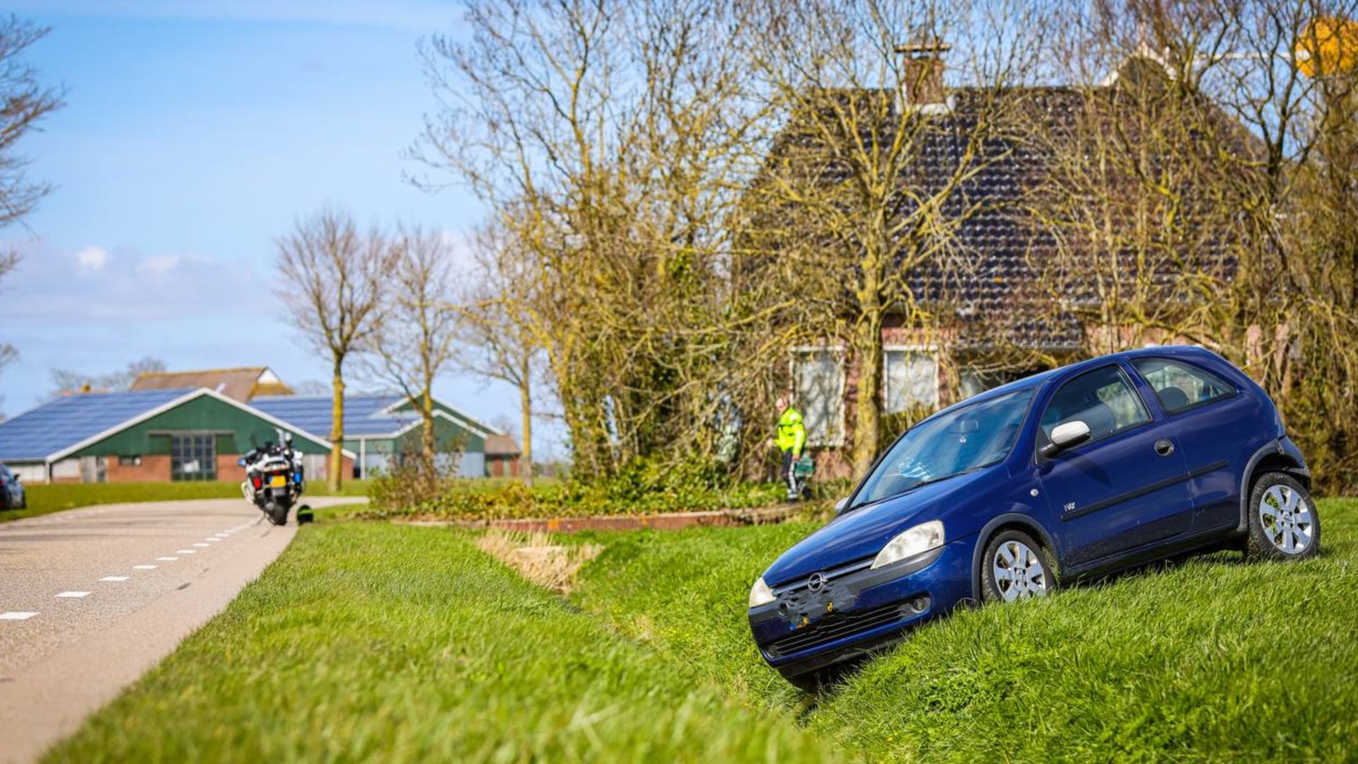 112-nieuws: Automobilist raakt van de weg in Oldehove • Kop-staartbotsing op N7