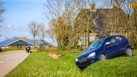 Automobilist raakt van de weg in Oldehove • Kop-staartbotsing op N7. Automobilist raakt van de weg in Oldehove • Kop-staartbotsing op N7.