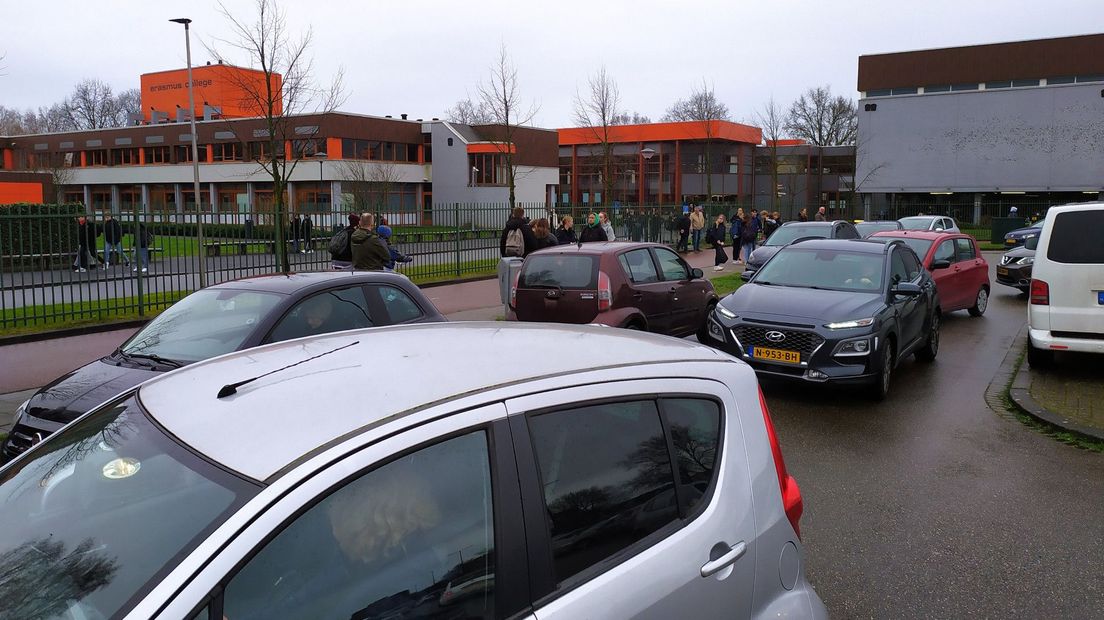 Topdrukte bij het Erasmuscollege in Zoetermeer waar leerlingen worden opgehaald