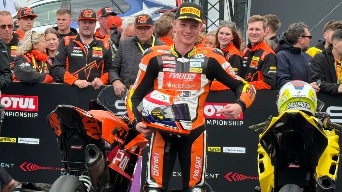 Jeffrey Buis pakt na spectaculaire inhaalactie de dubbel in WK Supersport 300