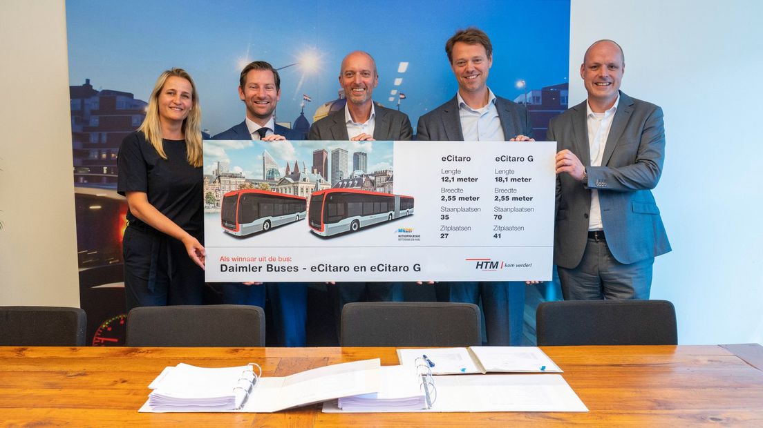 Karen Bosch (HTM), Jeffrey Keus (portefeuillehouder OV MRDH), Rien Heilbron (HTM), Joost van der Bijl en Dirk Meppelink (Daimler Buses NL)