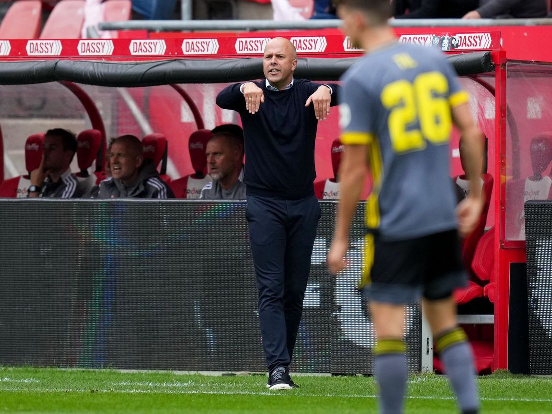 Arne Slot coachend langs de lijn tijdens FC Utrecht-Feyenoord
