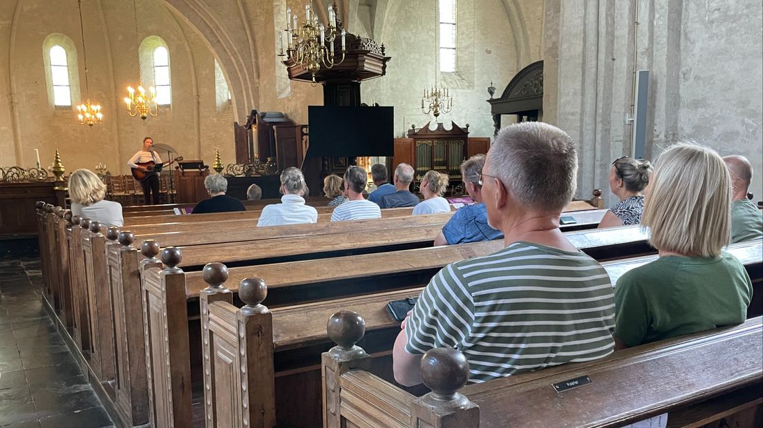 Josien Bakker zingt nummers van Ede Staal in de Petruskerk in Leens