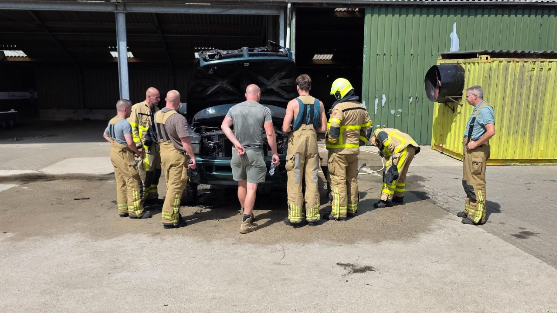 Auto vat vlam in Zelhem, motorcompartiment brandt uit