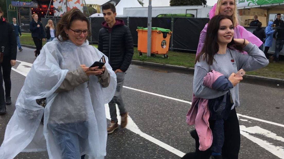 Appelpop in Tiel is vrijdag iets later begonnen dan de bedoeling was. De regen speelde de organisatie weliswaar parten, maar het was vooral de verlate Ronnie Flex die zorgde voor vertraging. Door het slechte weer gingen de hekken van het festivalterrein wel wat later open.