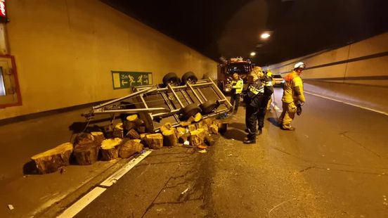 Tunnelbuis Drechttunnel afgesloten door gekantelde aanhanger | Tuinhuis in Oud-Beijerland in lichterlaaie. Tunnelbuis Drechttunnel afgesloten door gekantelde aanhanger | Tuinhuis in Oud-Beijerland in lichterlaaie.