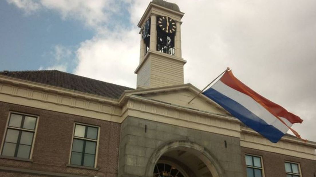 Oude stadhuis van Harderwijk met Koningsdag.