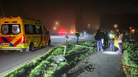 Man rijdt onder invloed lantaarnpaal omver