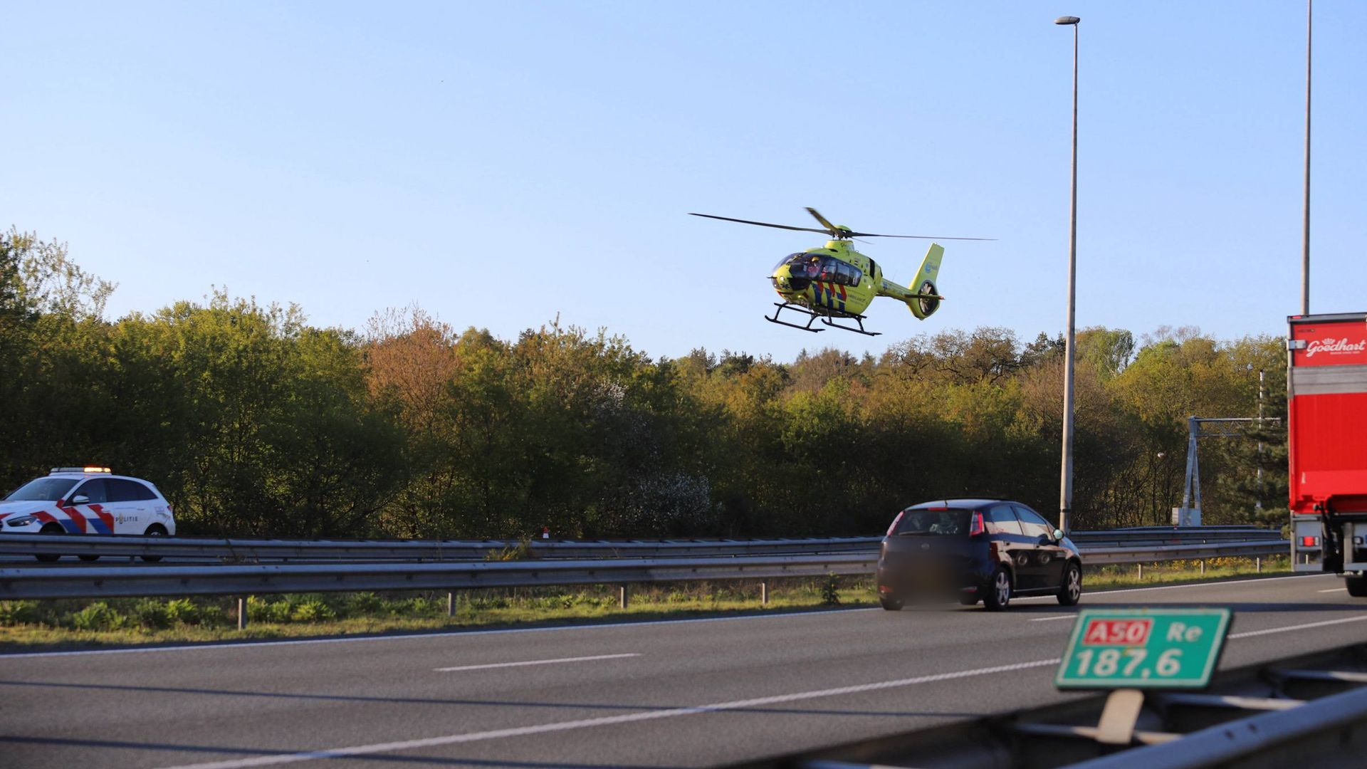 Een traumahelikopter landde op de snelweg.