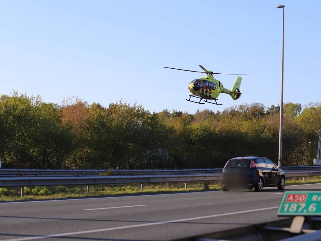 Een traumahelikopter landde op de snelweg.