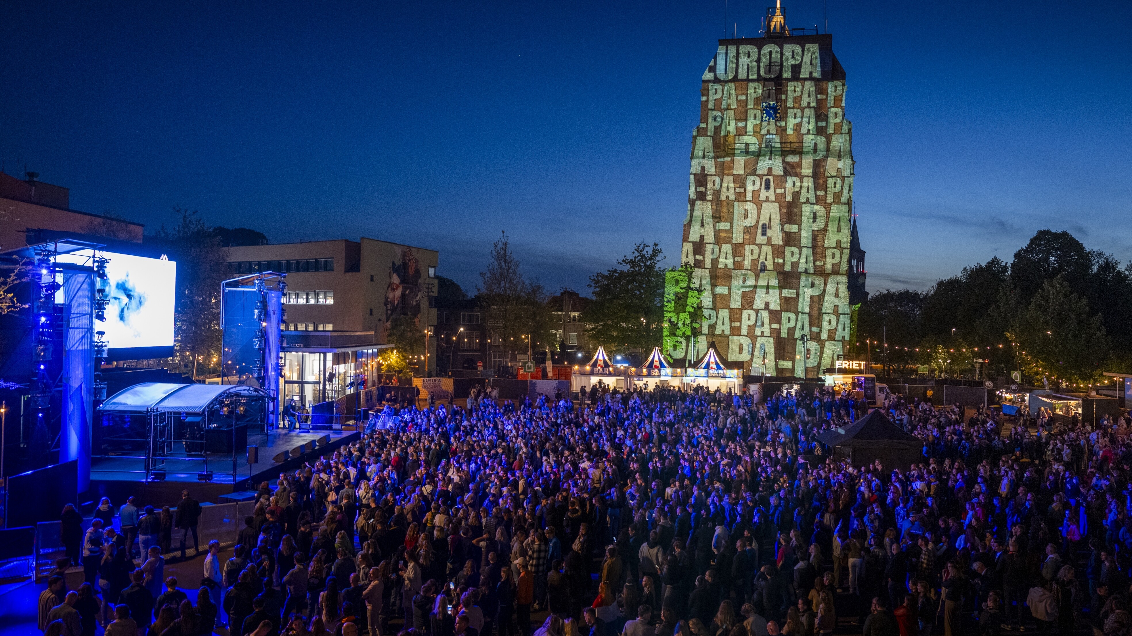 Een vol plein en teksten van Joost Klein op de Oldehove