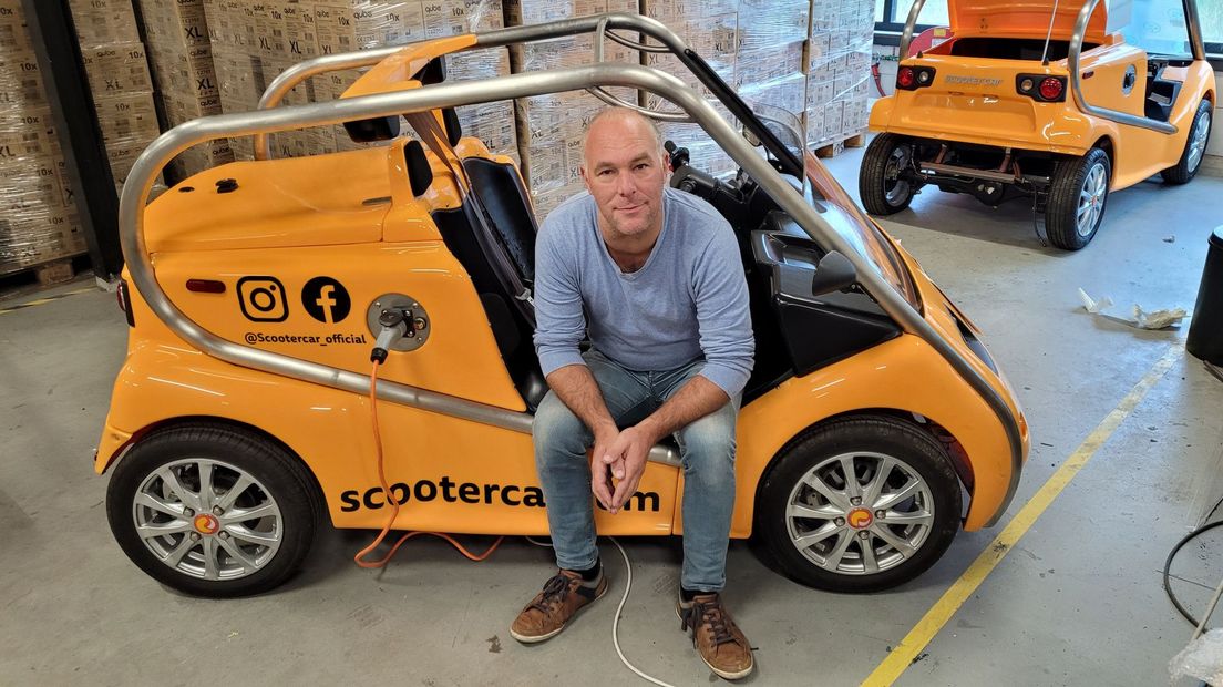Jeroen Boekhoorn in de door hem ontworpen 'Scootercar'