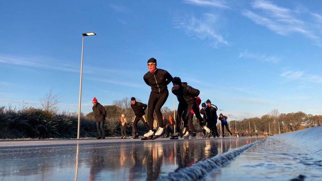 De schaatsers stonden al snel op het ijs.