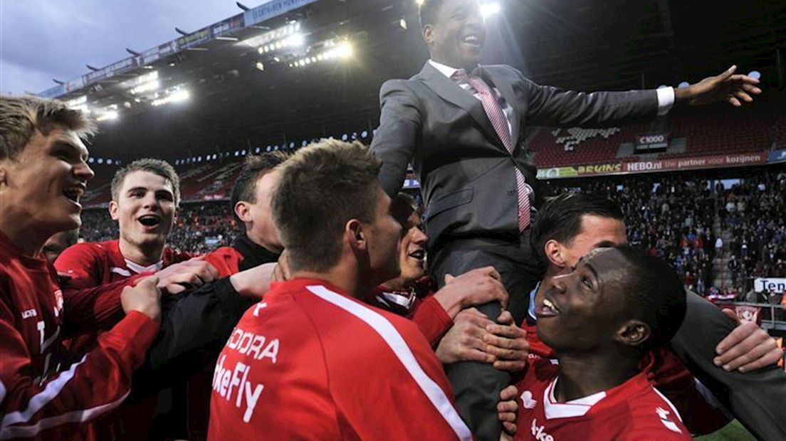 Trainer Kluivert op de schouders