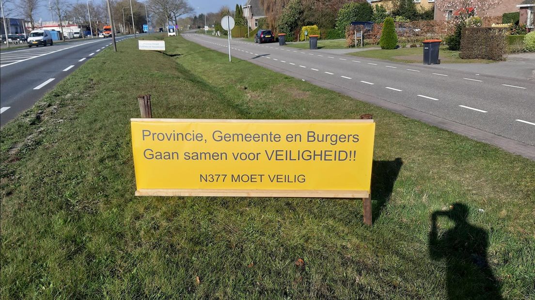 Omwonenden N377 voelen zich gehoord en plaatsten nieuwe spandoeken