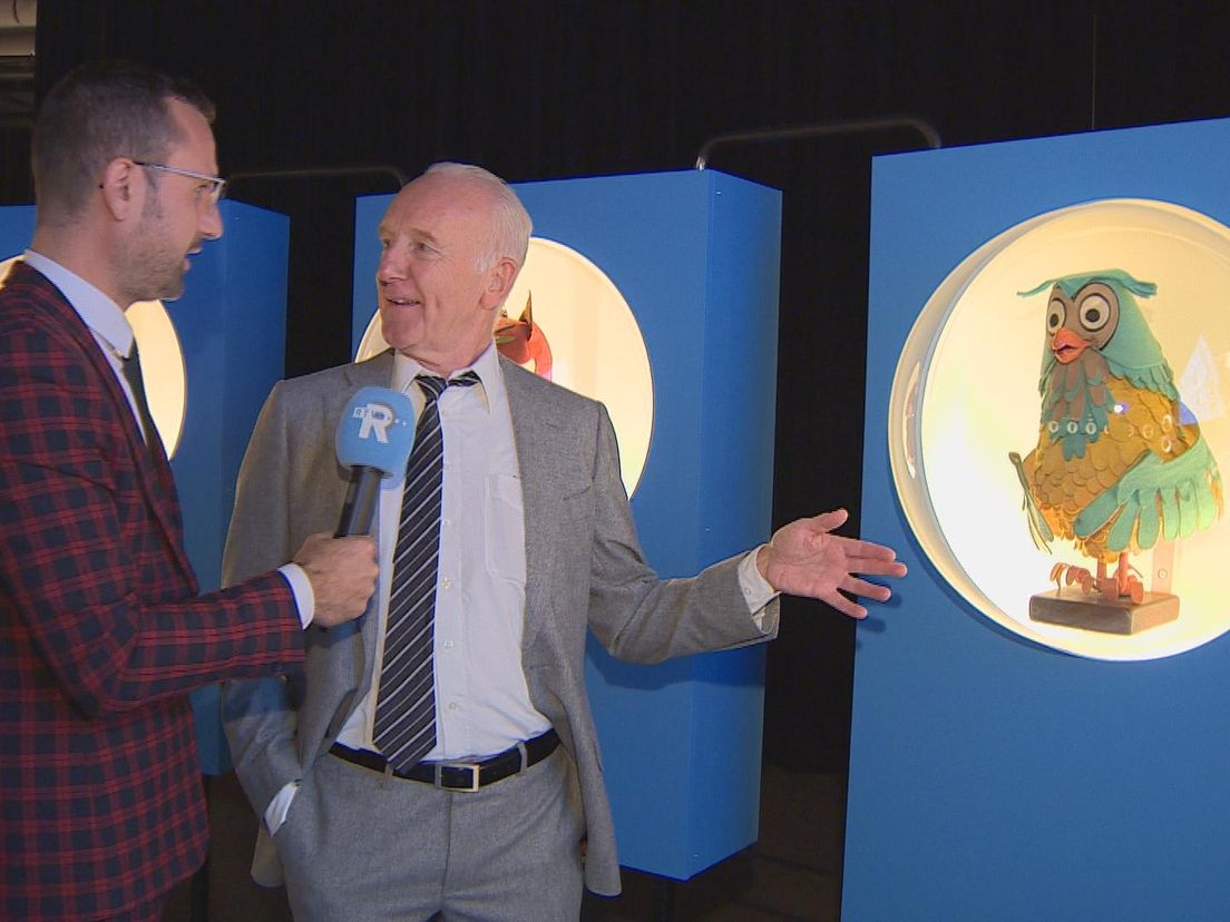 Peter de Klerk, initiatiefnemer van de tentoonstelling, in gesprek met verslaggever Sjoerd van Ootmerssen