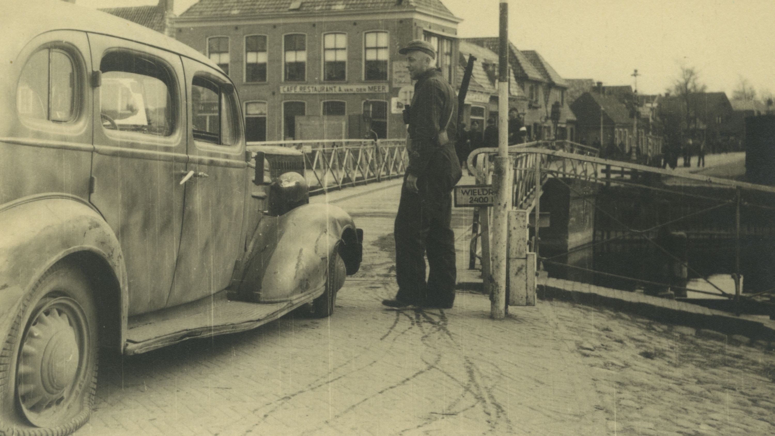De auto waarmee Duitsers proberen te vluchten bij de Woudpoortsbrug in Dokkum.