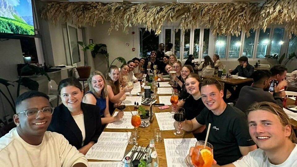 Met de halve klas (18 studenten) op excursie bij een wijnboer