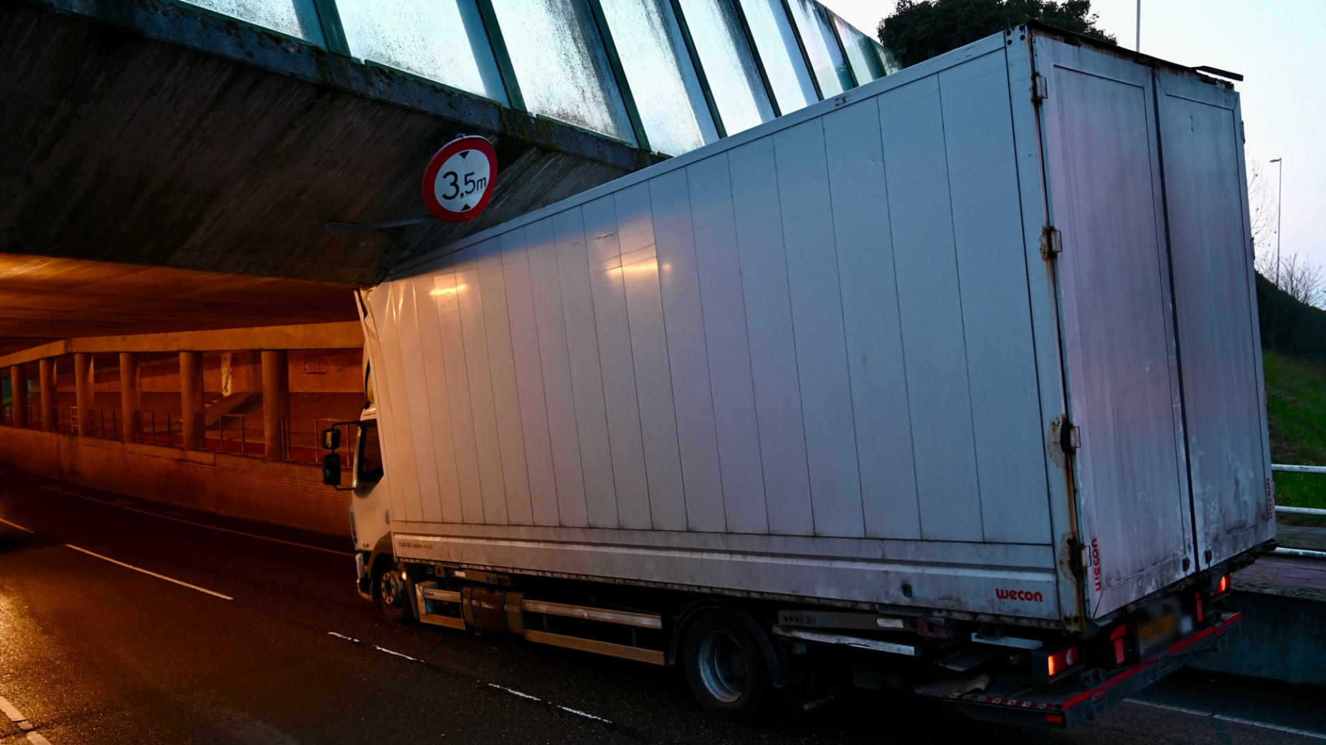 Vrachtwagen rijdt zich vast onder viaduct in Vianen