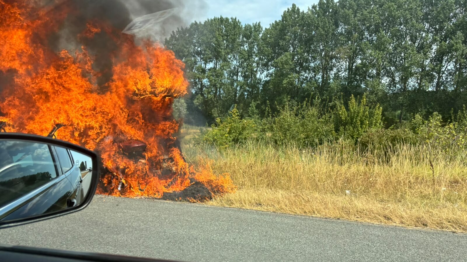 Auto vliegt in brand op A58 bij Heinkenszand