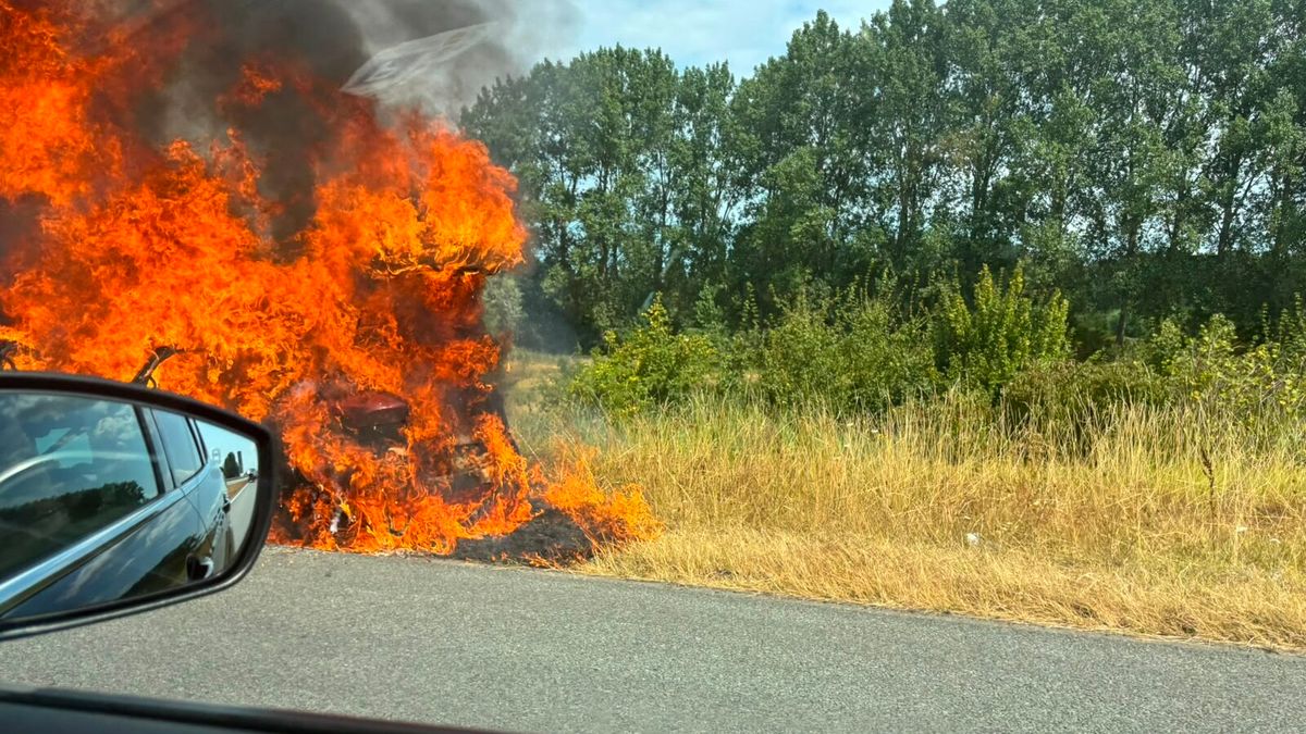 Auto vliegt in brand op A58 bij Heinkenszand