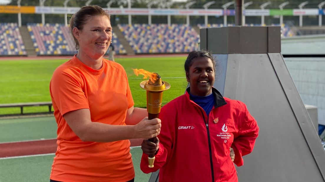 Boegbeeld Laxmi van de Special Olympics Twente stak de olympische vlam aan