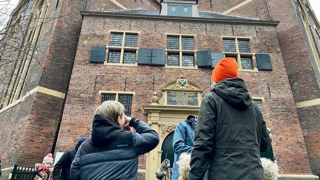 Bezoekers bij de kerk