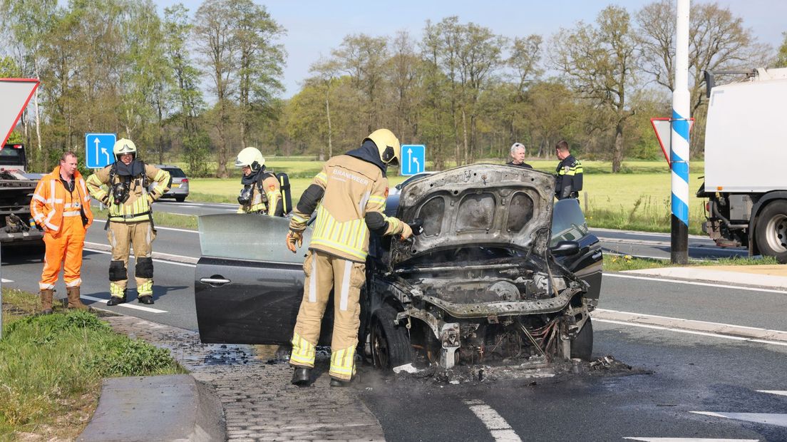 Auto brandt uit bij Ommen.