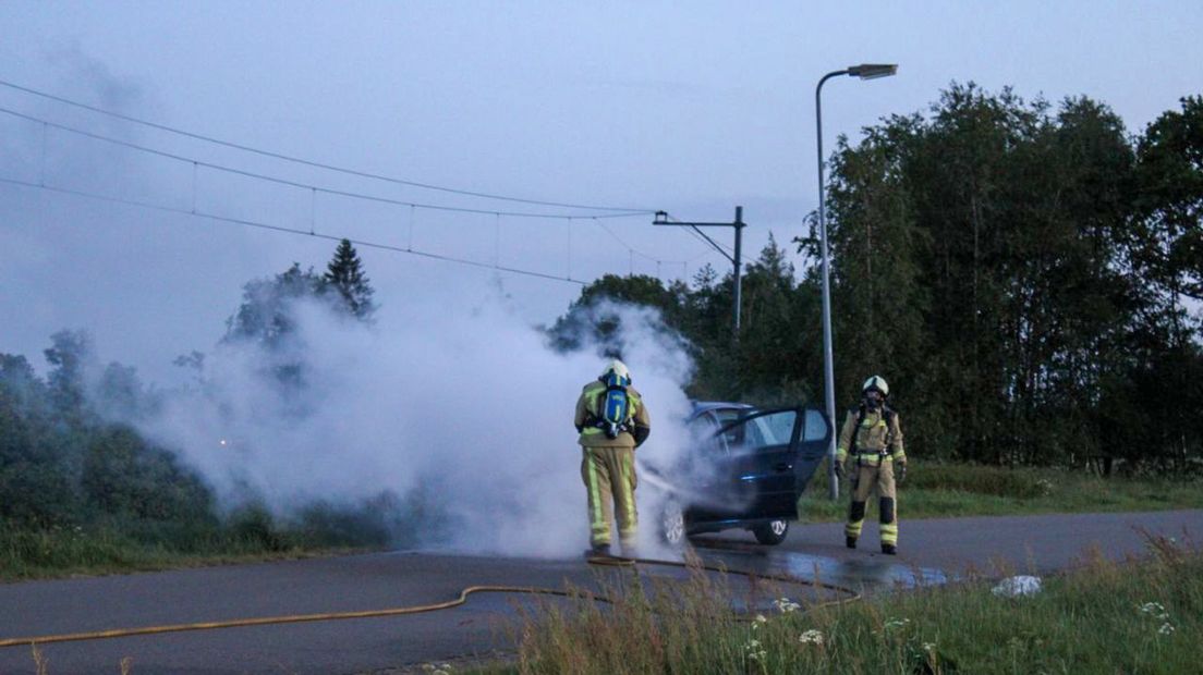 De brandweer blust het vuur (Rechten: De Vries Media)