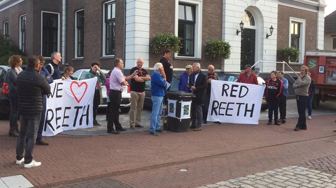 Inwoners van de buurtschap Reeth protesteerden dinsdagavond bij het gemeentehuis van Overbetuwe in Elst. Ze vrezen dat de geplande Railterminal Gelderland straks door hun achtertuin gaat lopen.
