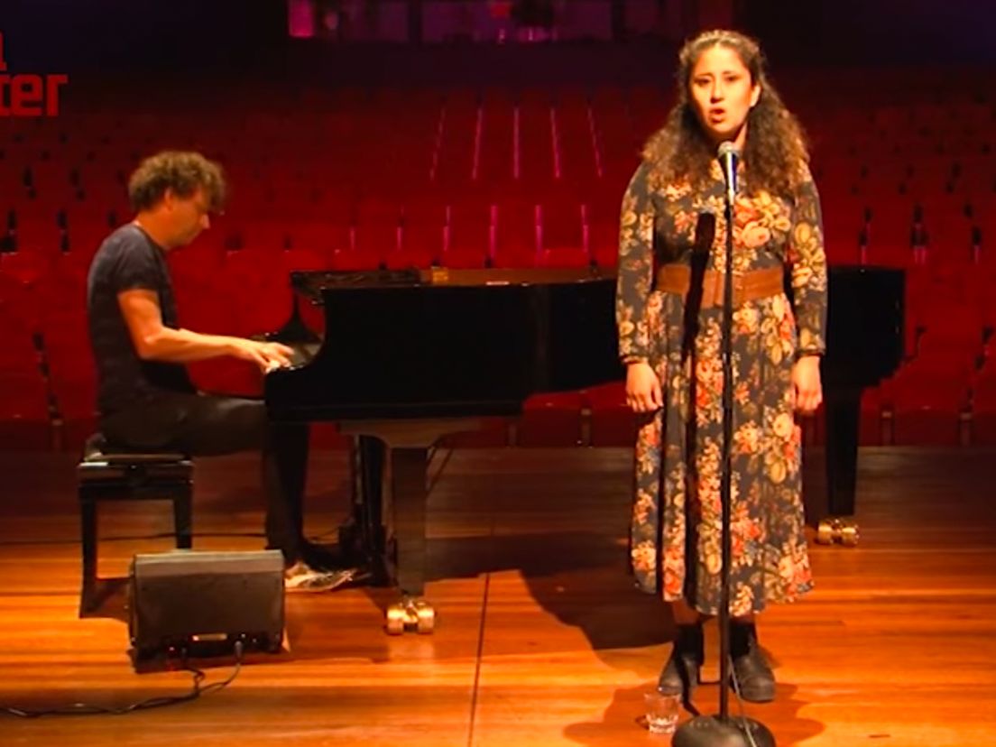 Daphne Groot zingt het lied Joodse Vrouw