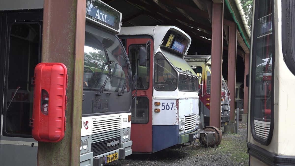 Busmuseum Sonnega is te klein, opgeknapte bussen staan buiten