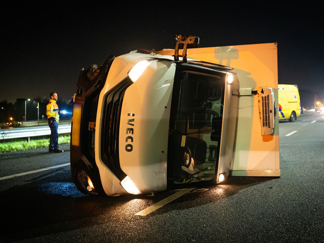 Hoe de bakwagen op z'n kant terecht kon komen is niet duidelijk.